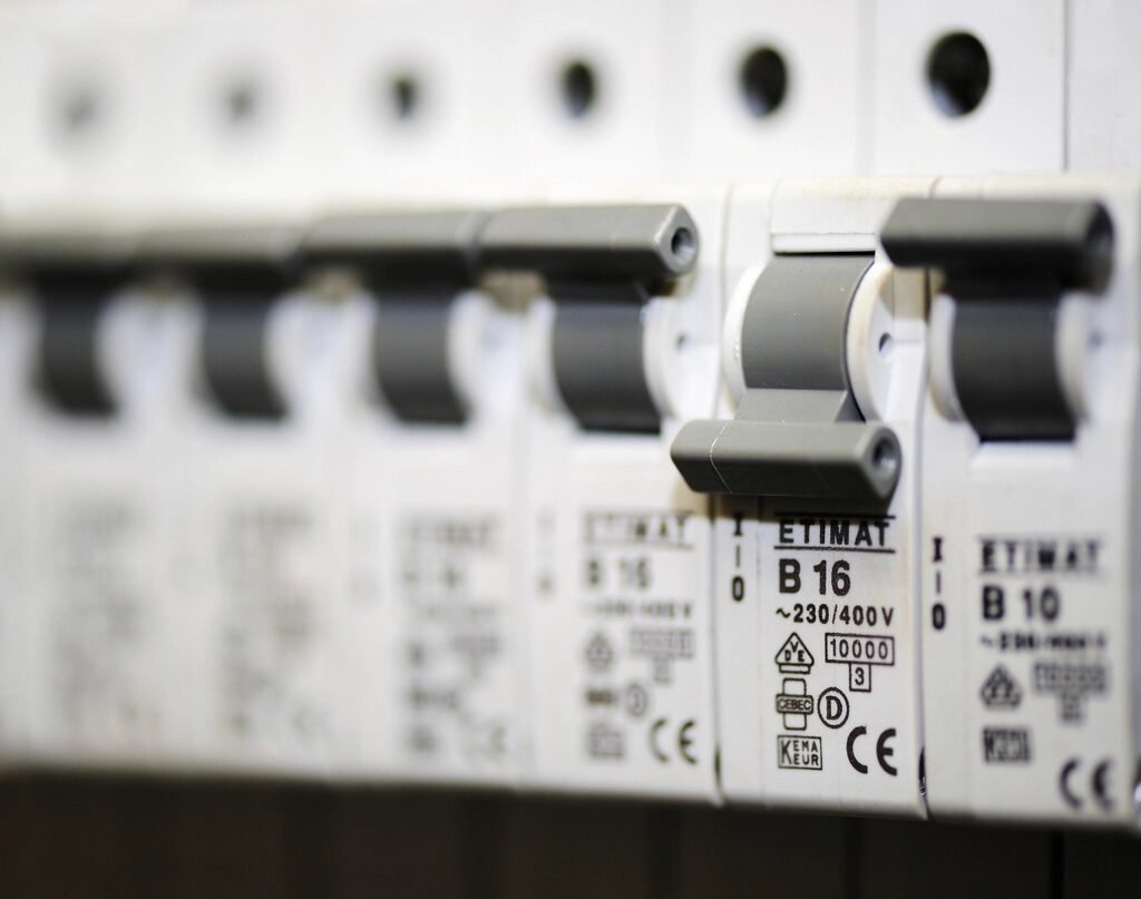 Cómo cambiar de compañía de luz sin cortes: guía en 5 pasos
